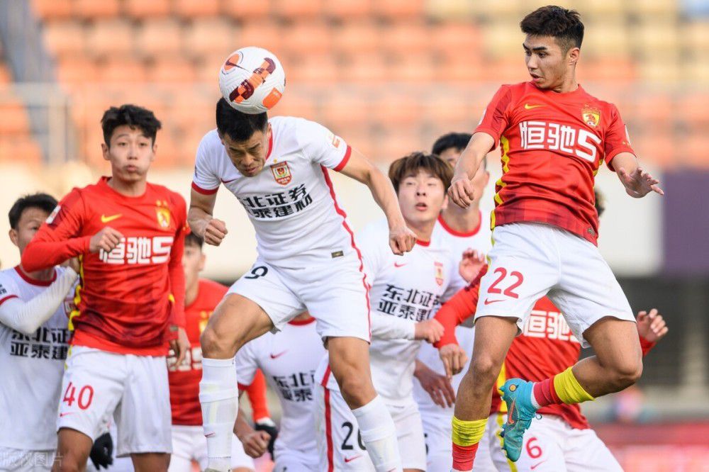 同时考虑到电影学院和爱奇艺的合作是方方面面的，包括院线电影、网剧、网络电影，爱奇艺在学校举办了很多系列讲座，我们可以欣喜的看到我们的校友跟爱奇艺有很多合作，特别是网剧方面，我们的校友比如像《河神》的导演田里，包括吕行的《无证之罪》，刘畅的《最好的我们》，沙漠的《你好，旧时光》，这些都是跟爱奇艺进行广泛深入的合作
